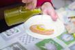 Verkostung des regionalen Olivenöls auf Brot 