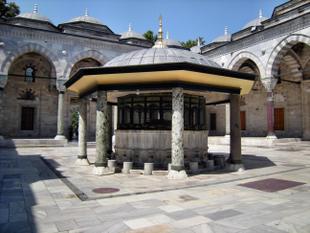 Innenhof der Prinzen Moschee / Şehzade Moschee mit Waschbrunnen in Istanbul