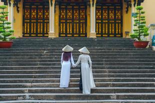 Vietnamesische Frauen in traditioneller Kleidung