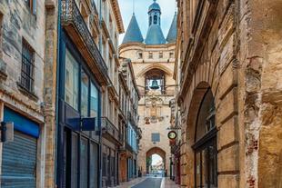 Stadttor mit Glocke