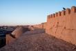 Stadtmauer in Chiwa bei Sonnenaufgang 