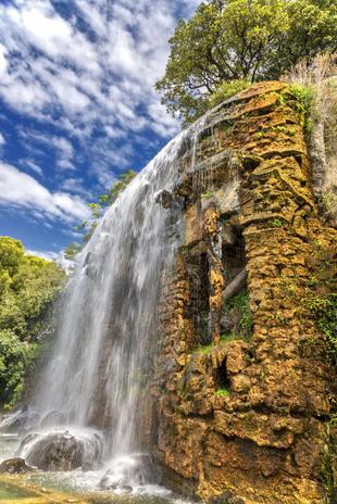 Wasserfall am Colline du Chateau
