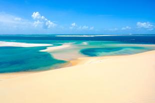 Strand, Sanddünen und türkisblaues Wasser