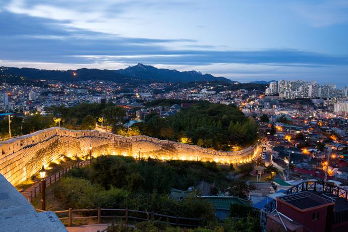 Blick auf die Skyline von Seoul im Naksan Park 