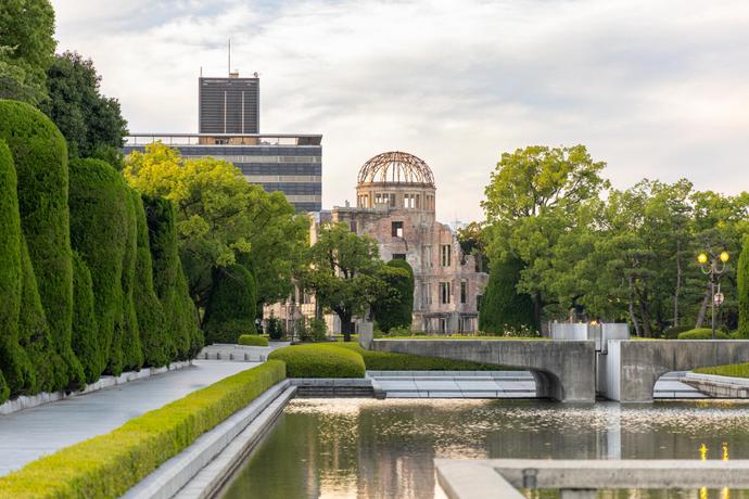 Blick auf den Atombombendom in Hiroshima in Japan 
