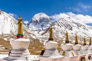 Blick auf die Nordseite des heiligen Mount Kailash in Tibet, ein majestätischer Berg mit schneebedecktem Gipfel und steilen Felswänden.