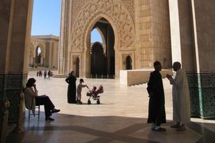 Moschee Hassan II Bogen mit Minarett