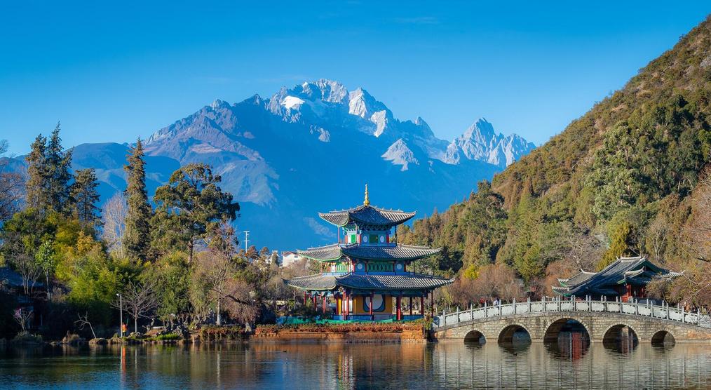 Der Heilong Tan vor dem Yulong Snow Mountain in Südchina 