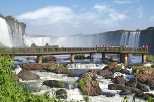 Blick auf die Iguazu Wasserfälle aus der Ferne