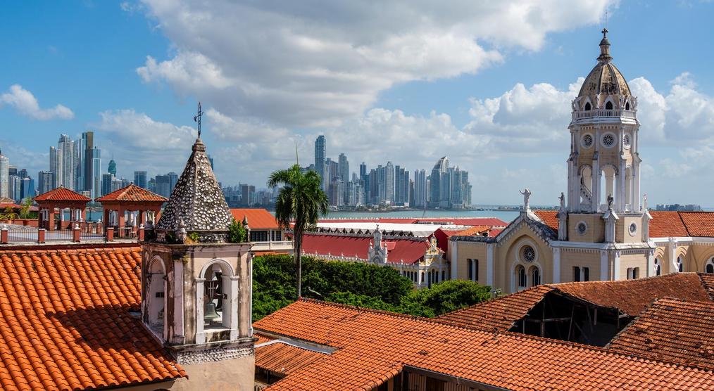 Panama City Altstadt mit Skyline im Hintergrund