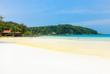 Ein weißer Sandstrand mit türkisem Wasser auf Koh Rong Sanloem Island