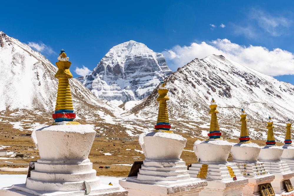 Blick auf die Nordseite des heiligen Mount Kailash in Tibet, ein majestätischer Berg mit schneebedecktem Gipfel und steilen Felswänden.