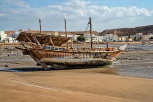 Holzbootschiff in Sur