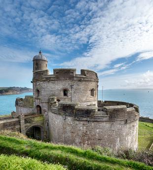 Blick auf Pendennis Castle und das Meer