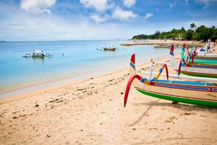 Fischerboote am Strand von Nusa Dua