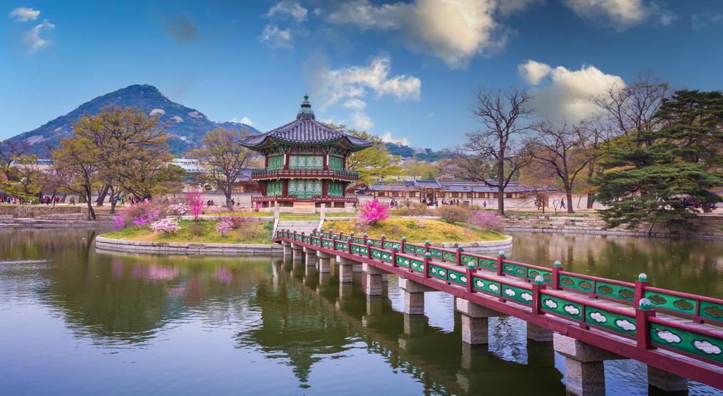 Blick auf den Gyeongbokgung Palast bei einer Gruppenreise durch Südkorea