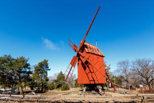 Traditionelle Windmühle im Skansen Freilichtmuseum