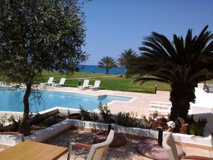 Terasse und Poollandschaft