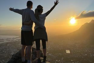 Sonnenuntergang auf einem Berg in Südafrika