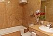 Badezimmer mit Badewanne