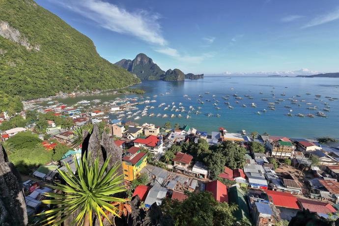Blick von oben auf die Gemeinde El Nido und den Strand