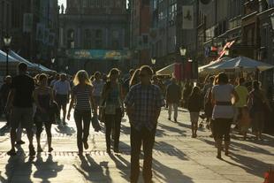 Menschen in der Abendsonne 