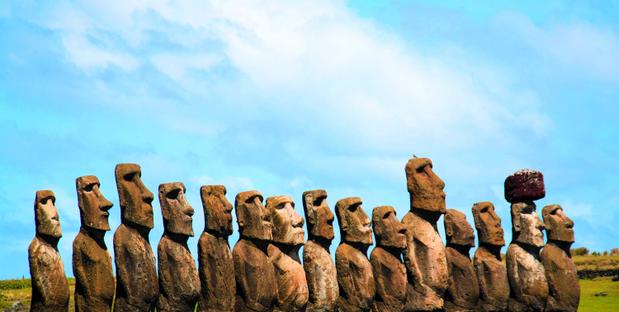 Blick auf die Maoi Statuen während einer Rundreise durch Chile mit Osterinseln