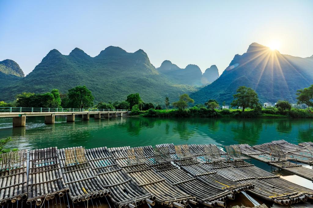 Blick über die natürliche Schönheit des Li-Flusses bei Yangshuo 