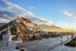 Potala-Palast in Lhasa, Tibet, auf dem Qinghai-Tibet-Plateau, unter strahlendem Sonnenschein.