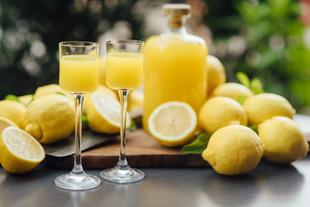 zwei Gläser Limoncello
