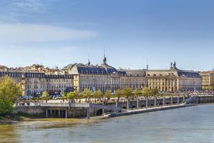 Blick auf die Uferpromenade und den Fluss Garonne