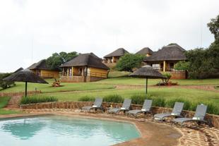 Pool und Garten der Lodge