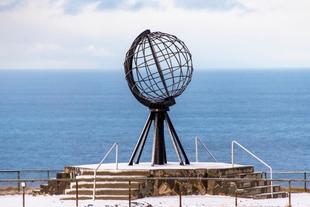 Globus-Skulptur am Nordkap 