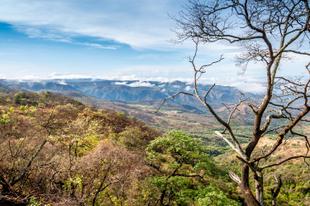 Blick auf die Landschaft der Mursi