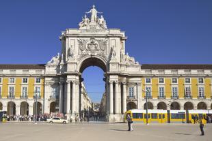 Praça do Comercio mit moderner Straßenbahn