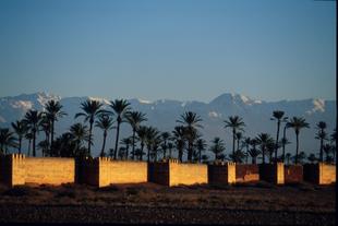 Marrakeschs Stadtmauer vor dem Atlasgebirge 
