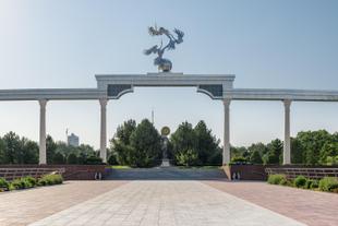 Sicht auf das Storchdenkmal in Mustaqilik Maydoni in Taschkent 