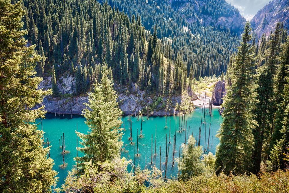 Blick auf den Kaindysee in Zentralasien