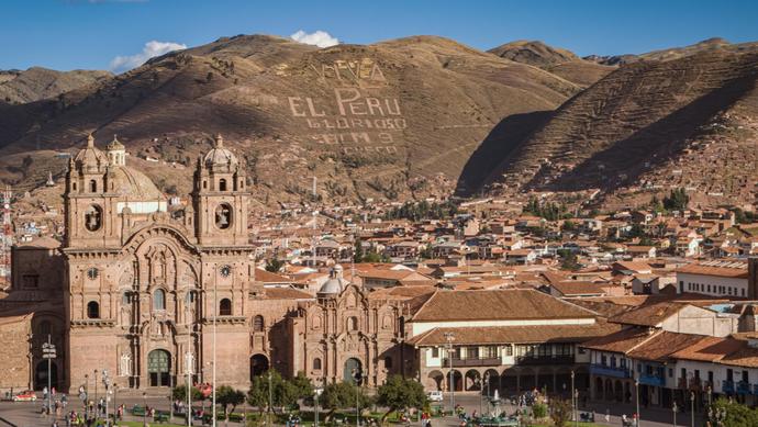 Blick auf die Kirche in der Altstadt Cusco in Peru