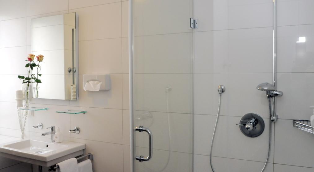 Bad Doppelzimmer