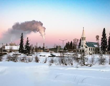 Zugefrorener Chena River im Winter bei Fairbanks
