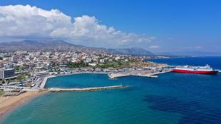 Blick auf den berühmten Hafen und die Stadt Rafina