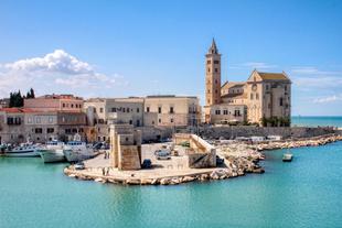 Hafen und Kathedrale von Trani 