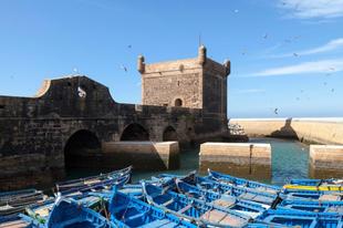 Historische Festungsmauer mit Turm am Hafen von Essaouira