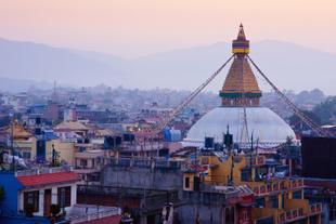 Kathmandu Stadtansicht vor Sonnenaufgang mit Blick auf den Boudhanath-Stupa Tempel