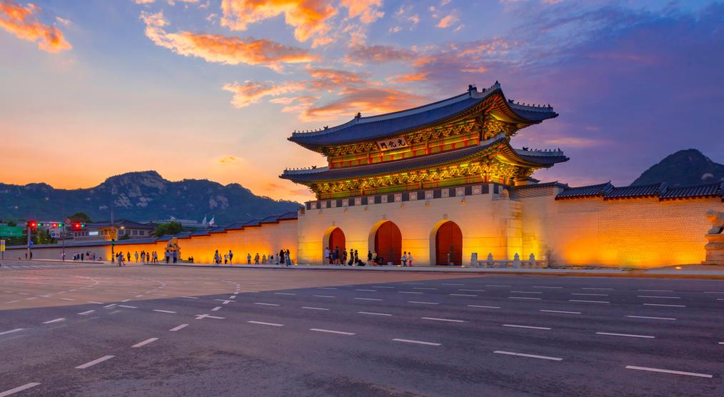 Gwanghwamun Tor mit dem Gyeongbokgung-Palasts in Seoul 