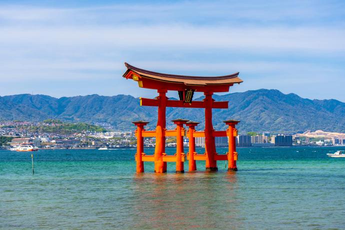 Blick auf das schwimmende rote Torri auf der Insel Miyajima in Japan