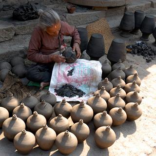 Töpfernde Frau in Bhaktapur