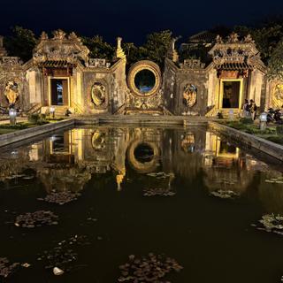 goldener Eingang bei Nacht in Vietnam