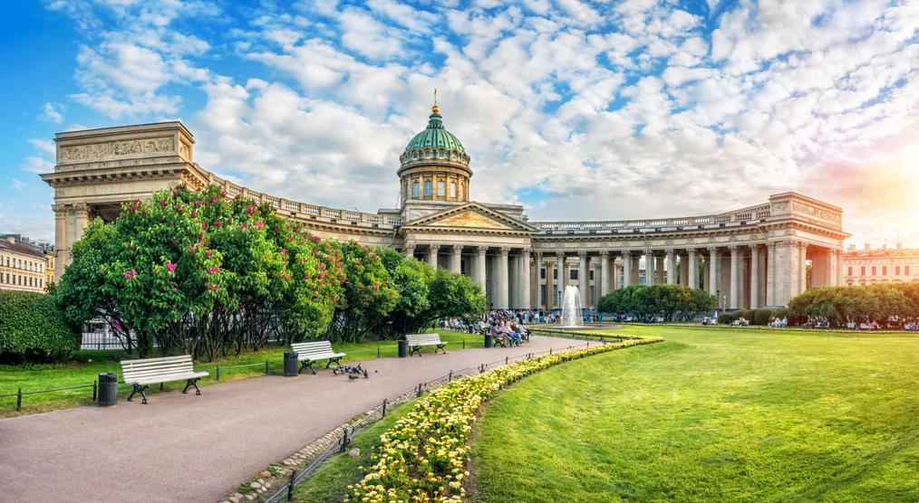 Blick auf Park und Sehenswürdigkeit Kasaner Kathedrale St Petersburg